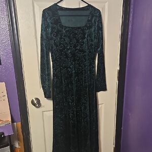 Luxurious Green Velvet Long Sleeve Dress NWOT
